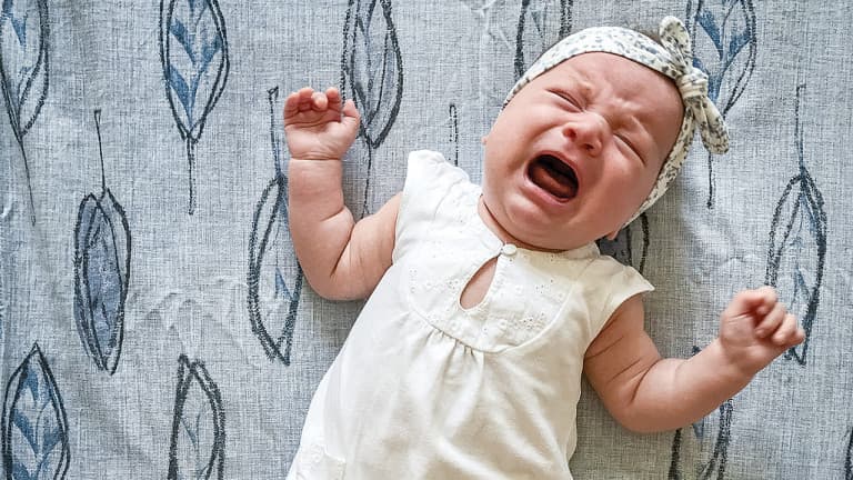Wzmożone napięcie mięśniowe u niemowląt (WNM): kompletny, praktyczny przewodnik dla rodziców