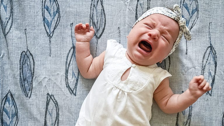 Wzmożone napięcie mięśniowe u niemowląt (WNM): kompletny, praktyczny przewodnik dla rodziców